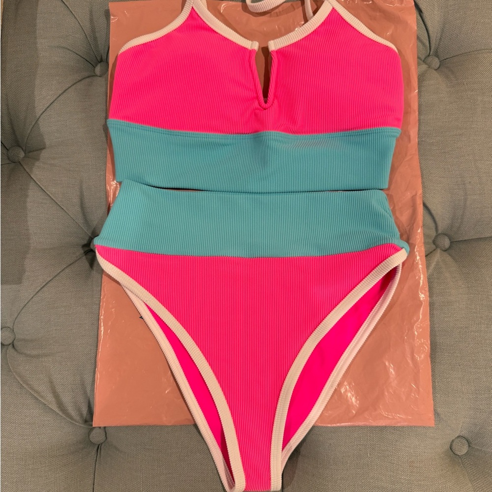 NWT LainSnow Bubble Gum